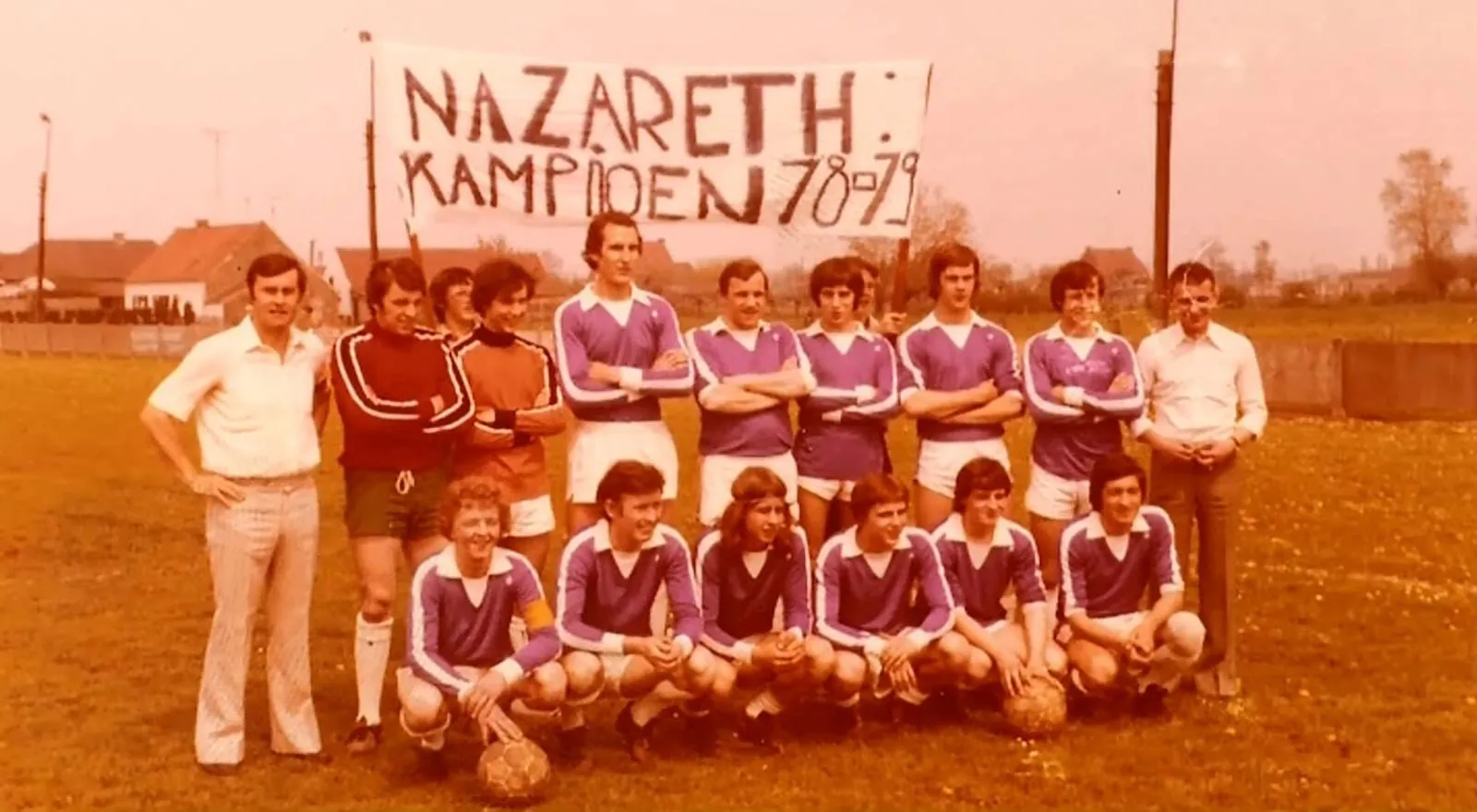 Ploegfoto met spandoek: Nazareth kampioen 70-71