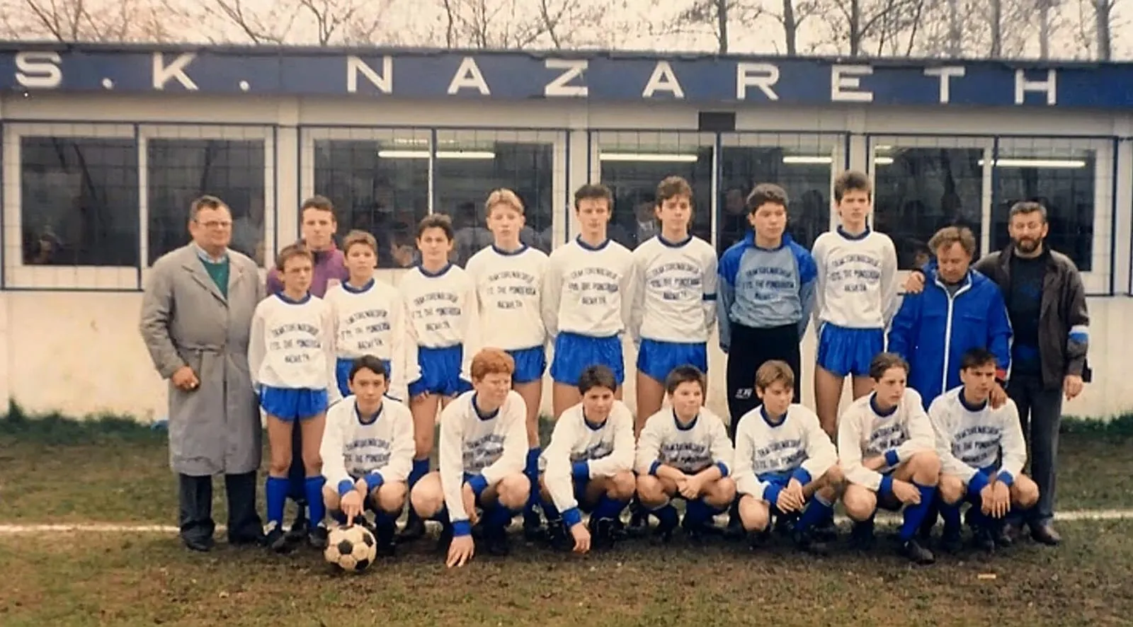 Ploegfoto van S.K. Nazareth voor de kantine