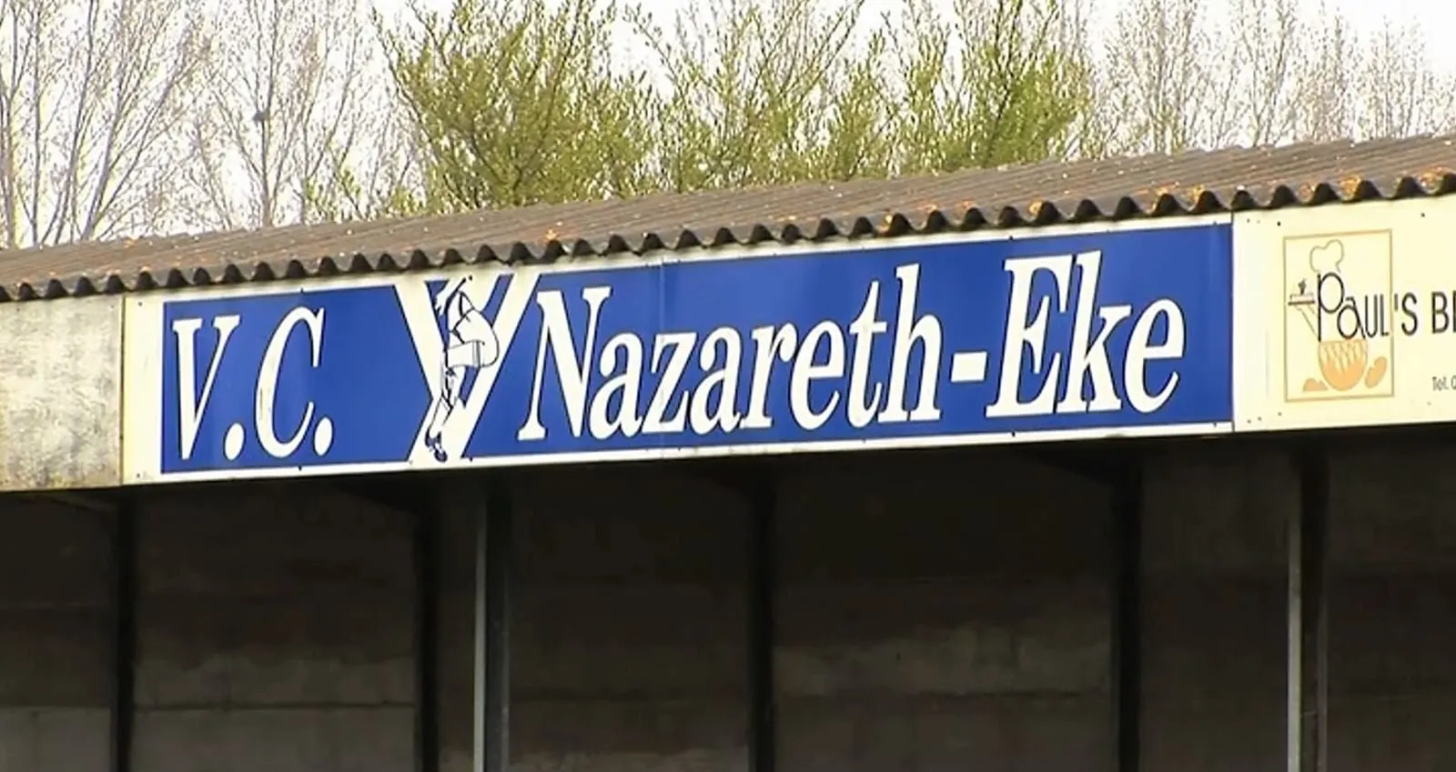Spandoek V.C. Nazareth-Eke aan de oude tribune